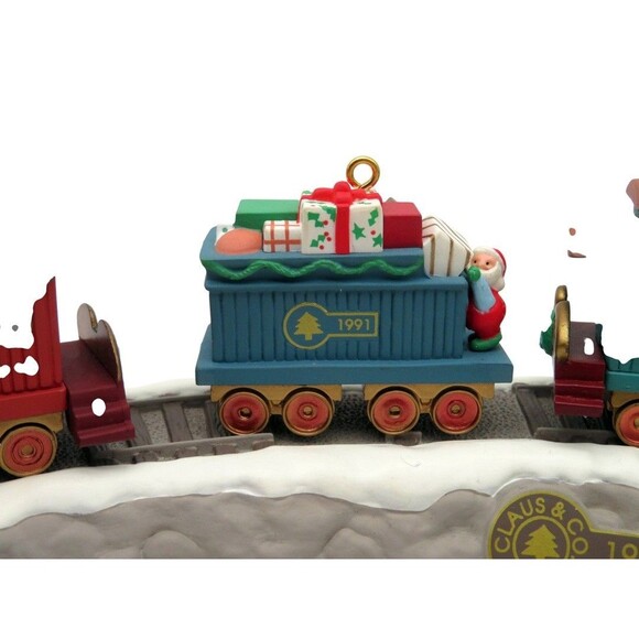 Hallmark Claus & Co Railroad Collection 4 Train Cars And Trestle Display Stand - Picture 6 of 8